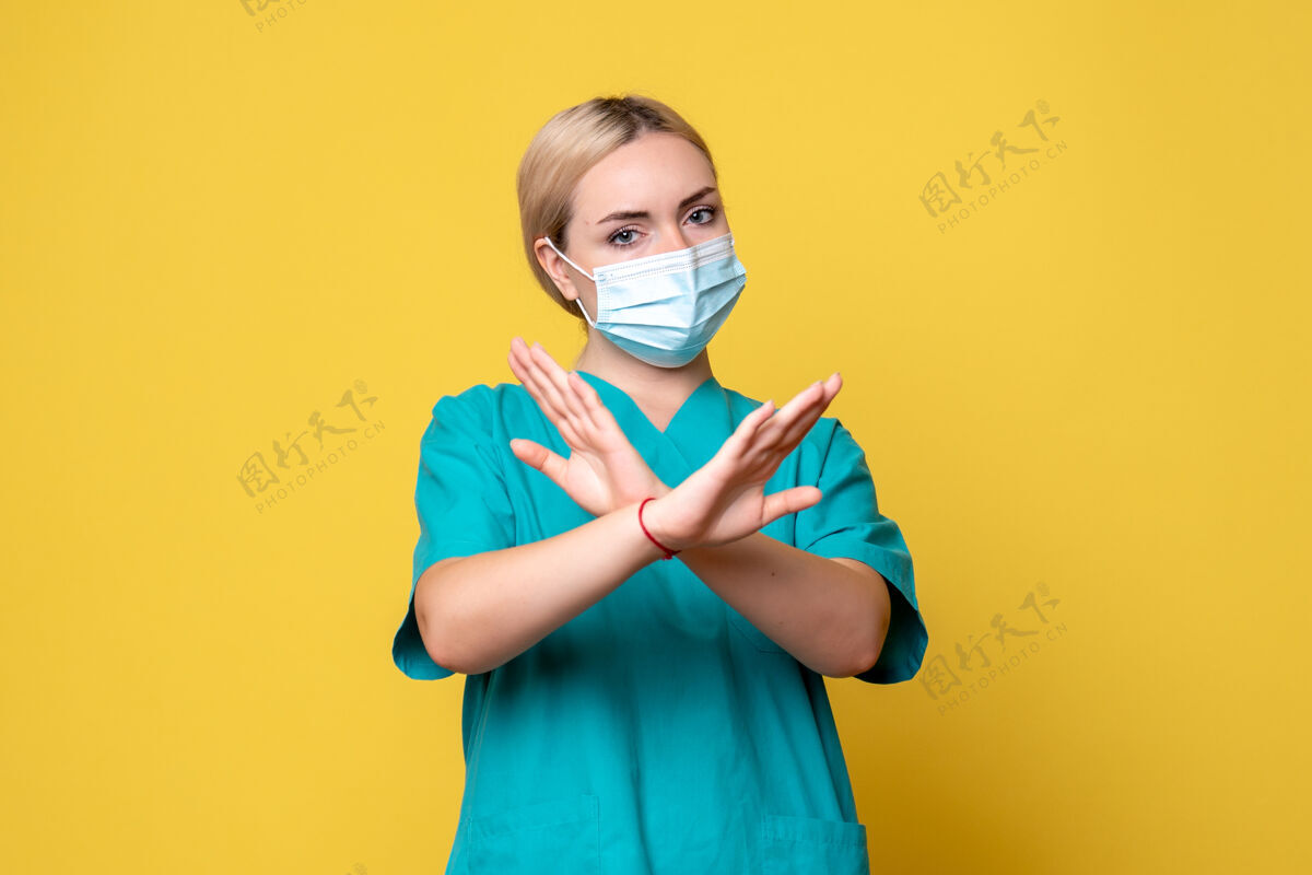 女性前视图穿着医用衬衫和无菌口罩的女医生 医院护士卫生大流行医生护士女性黄色