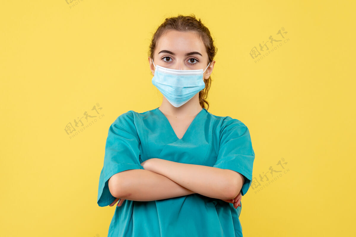 面具正面图女医生穿着医用衬衫和无菌口罩 冠状病毒制服covid-19大流行健康人制服健康