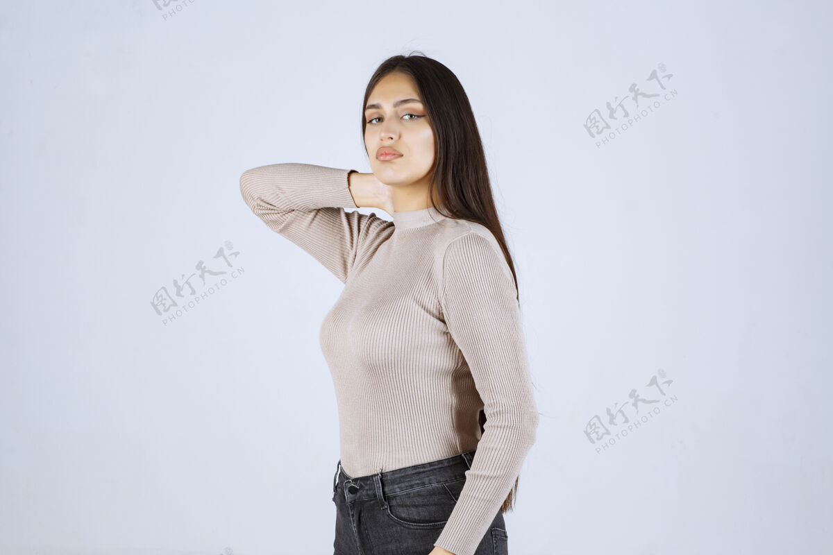 人体模特穿灰色衬衫的女孩摆出积极而吸引人的姿势浪漫性感人类
