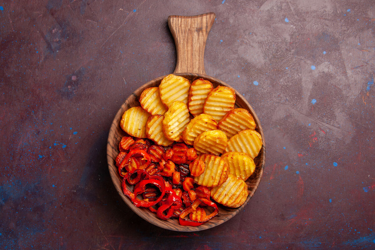 膳食顶视图烤土豆与熟蔬菜内板上的黑暗空间盘子小吃食物