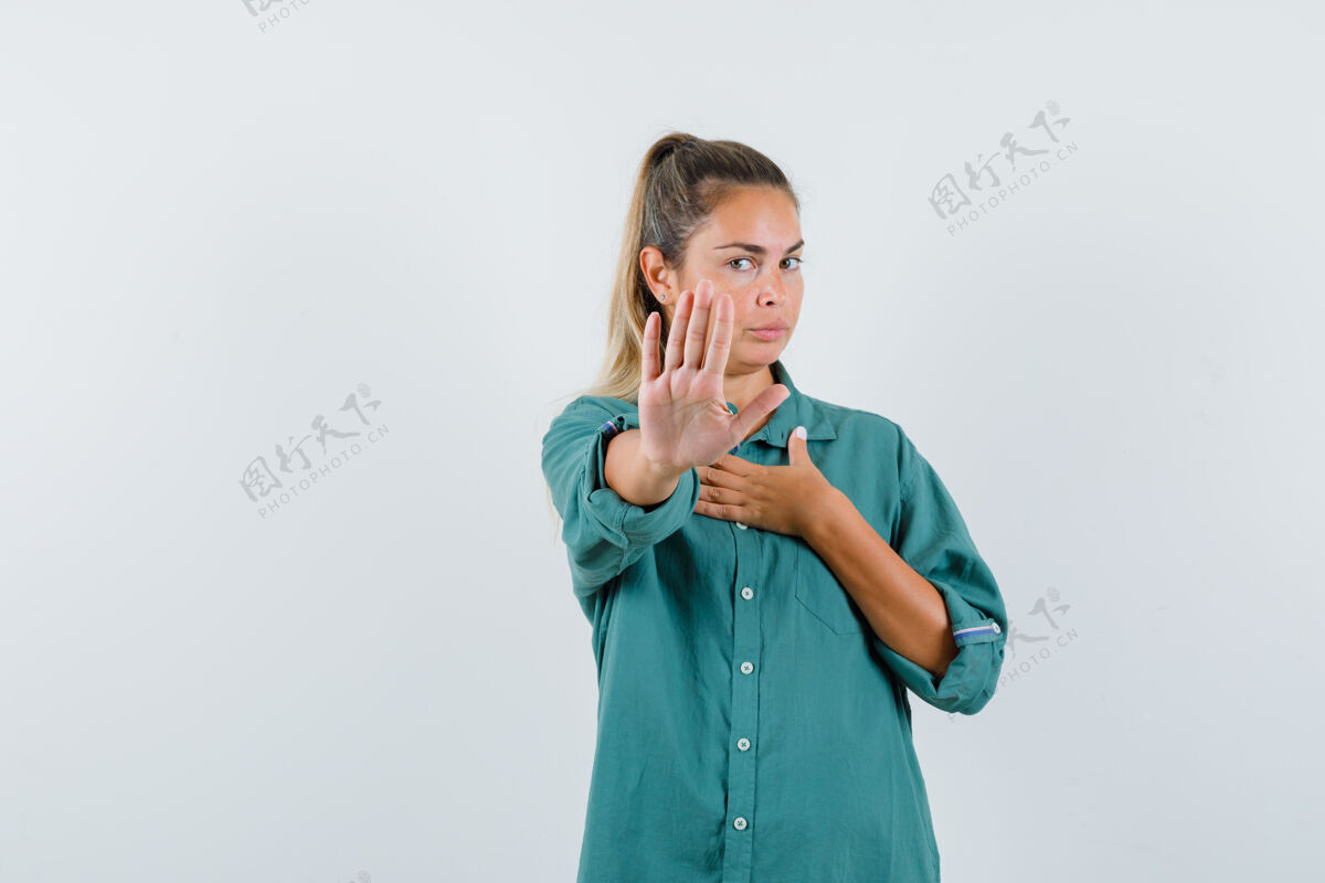 人穿蓝衬衫的年轻女子 摆出拒绝的姿态 表情严肃肖像衬衫女士