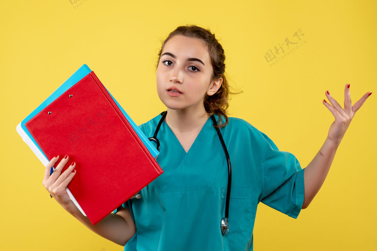 人正面图女医生穿着医用衬衫手持不同的纸条 颜色大流行病毒健康情感可维-文件黄色注释