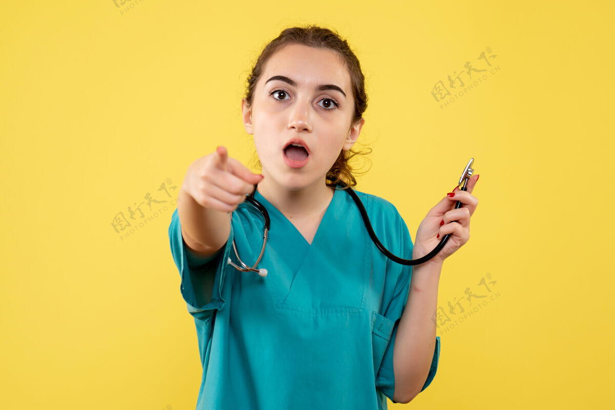 黄色正面图女医生穿着医用衬衫 彩色情感病毒covid-19制服健康情感女医生