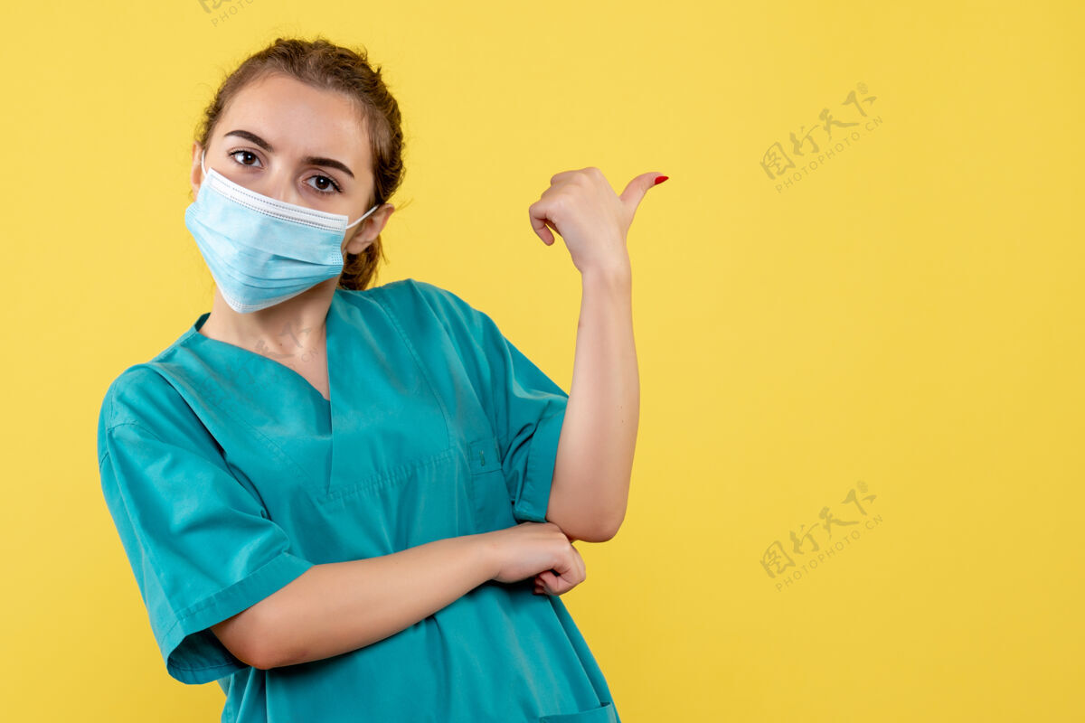 人正面图女医生穿着医用衬衫和无菌口罩 制服covid-19冠状病毒大流行健康女人医生医学