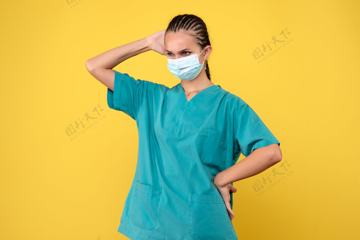 护士正面图女医生穿着医用衬衫 戴着口罩 健康护士医院病毒covid-19大流行漂亮黄色女医生