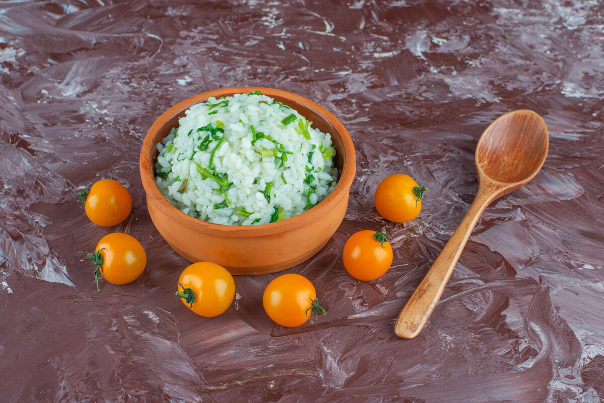 健康一碗米饭 西红柿和勺子 放在大理石背景上美味汤匙新鲜