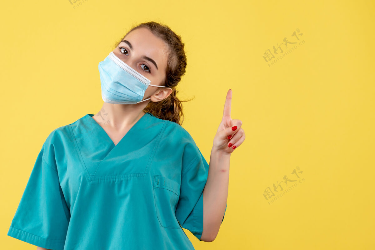 医学正面图女医生穿着医用衬衫 戴着口罩 制服病毒健康色covid-19大流行健康面罩黄色
