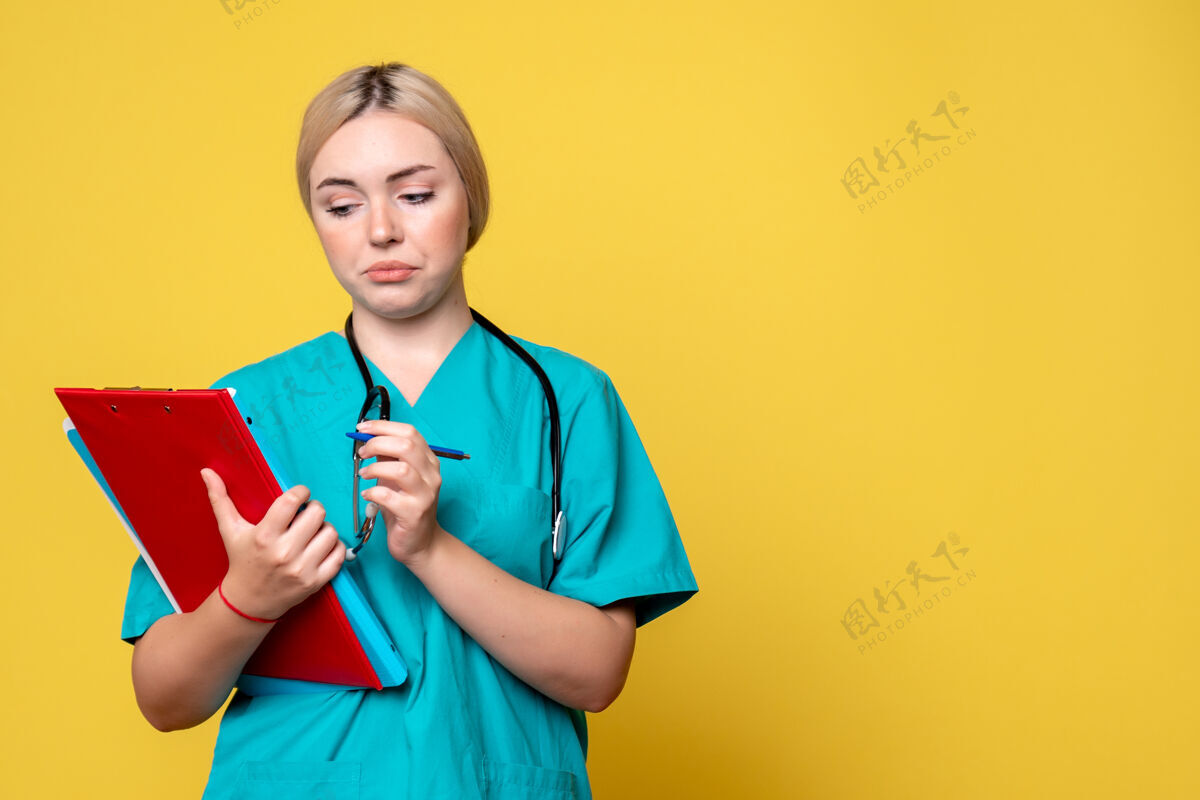 健康前视图女医生拿着笔记和文件 救护车covid-19护士健康医院文件女医生快乐