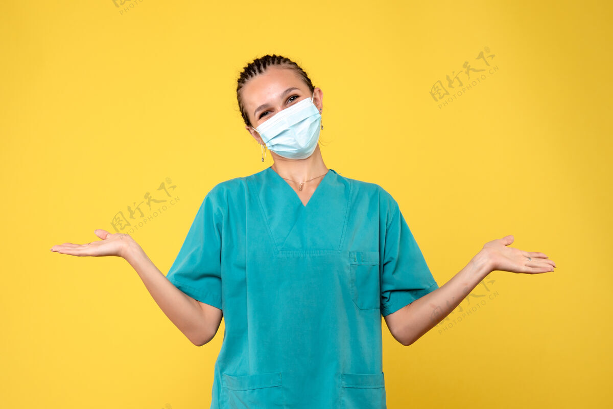 医院正面图女医生穿着医用衬衫 戴着口罩大笑 健康护士医院病毒covid-19大流行医疗快乐微笑
