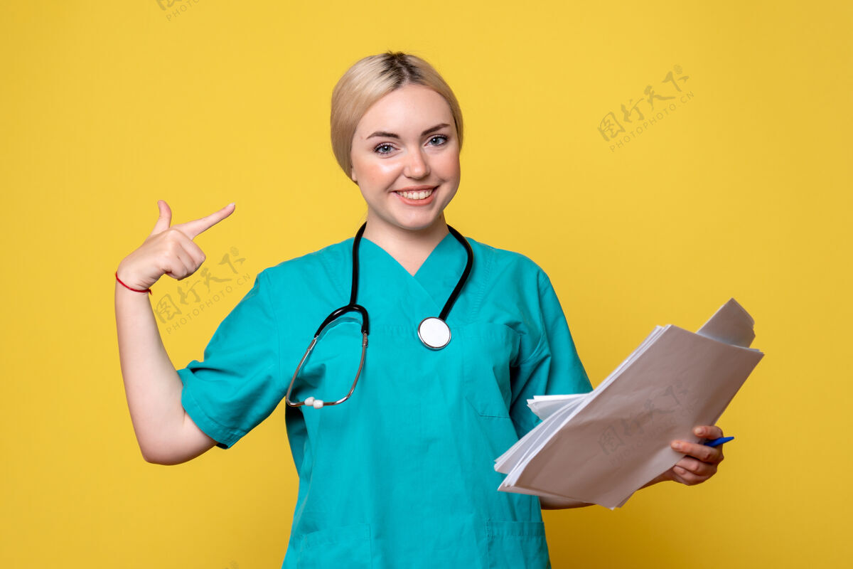 大流行正面图女医生拿着不同的证件 大流行卫生院病毒护士科维德人医生护士