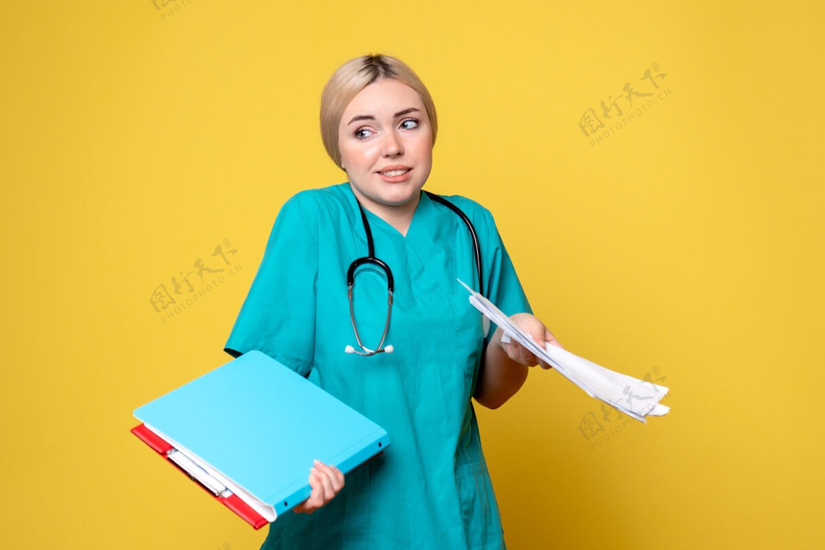 笔记前视图女医生拿着笔记和文件 救护车covid-19护士健康医疗医院女人医疗黄色