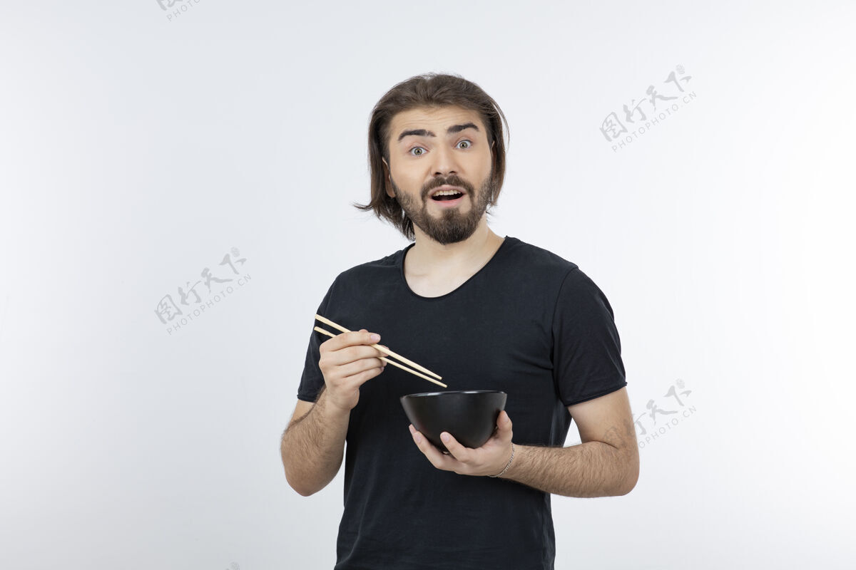 人一个留胡子的男人拿着筷子在白色的墙上拿着碗男性小伙子模型