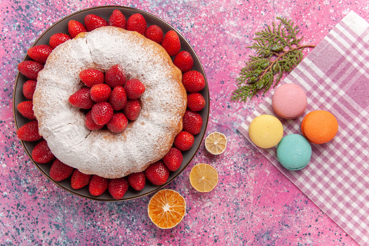 饮食顶视图糖粉派草莓蛋糕与麦卡龙粉红封闭健康巧克力