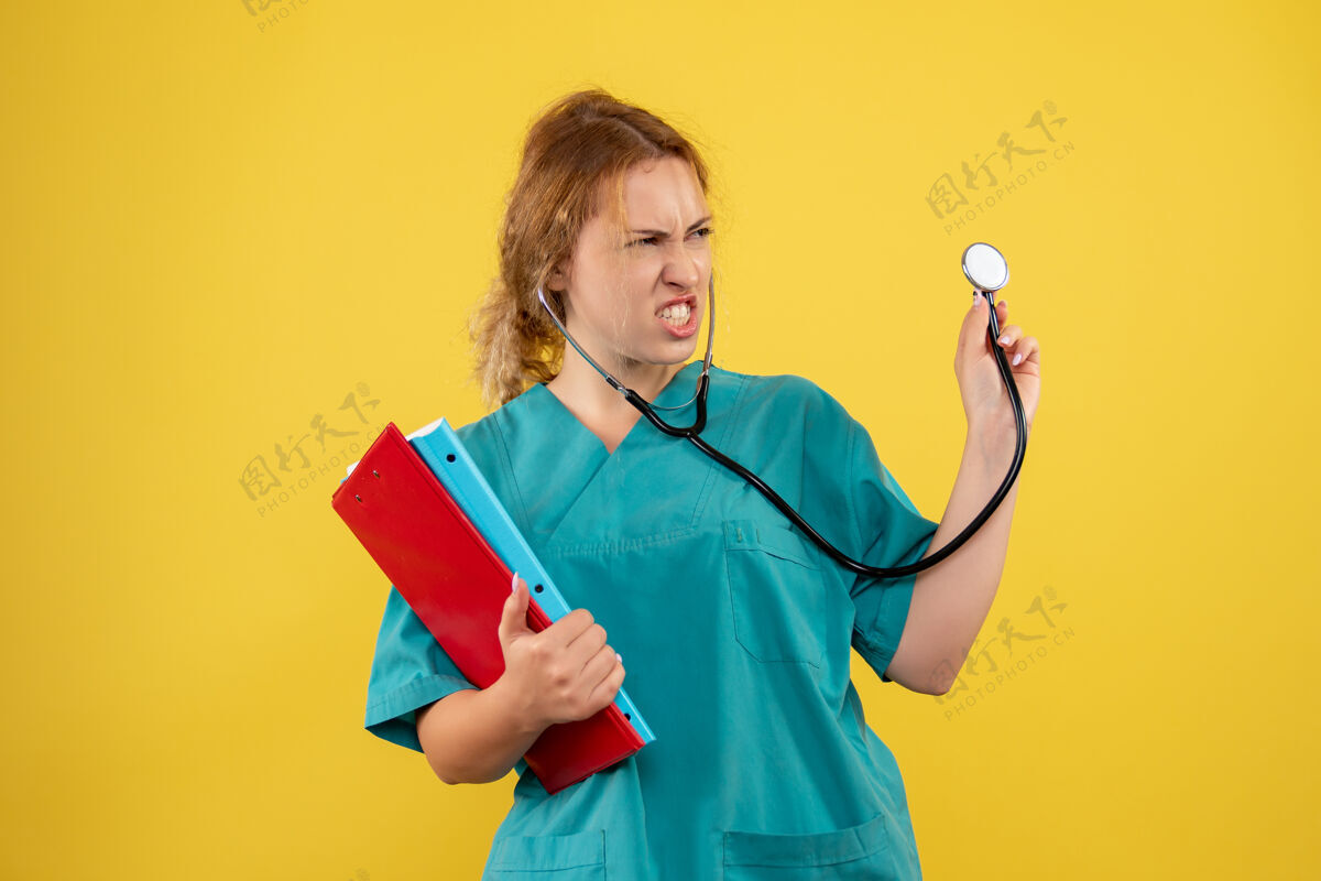套装黄色墙壁上穿着分析和听诊器的女医生的正视图医药女医生听诊器