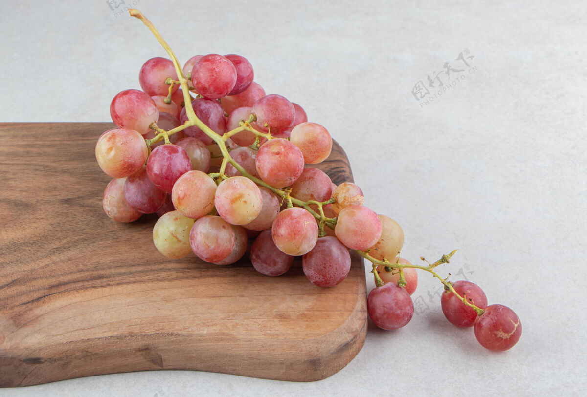 美味一簇新鲜的葡萄放在木板上葡萄多汁串