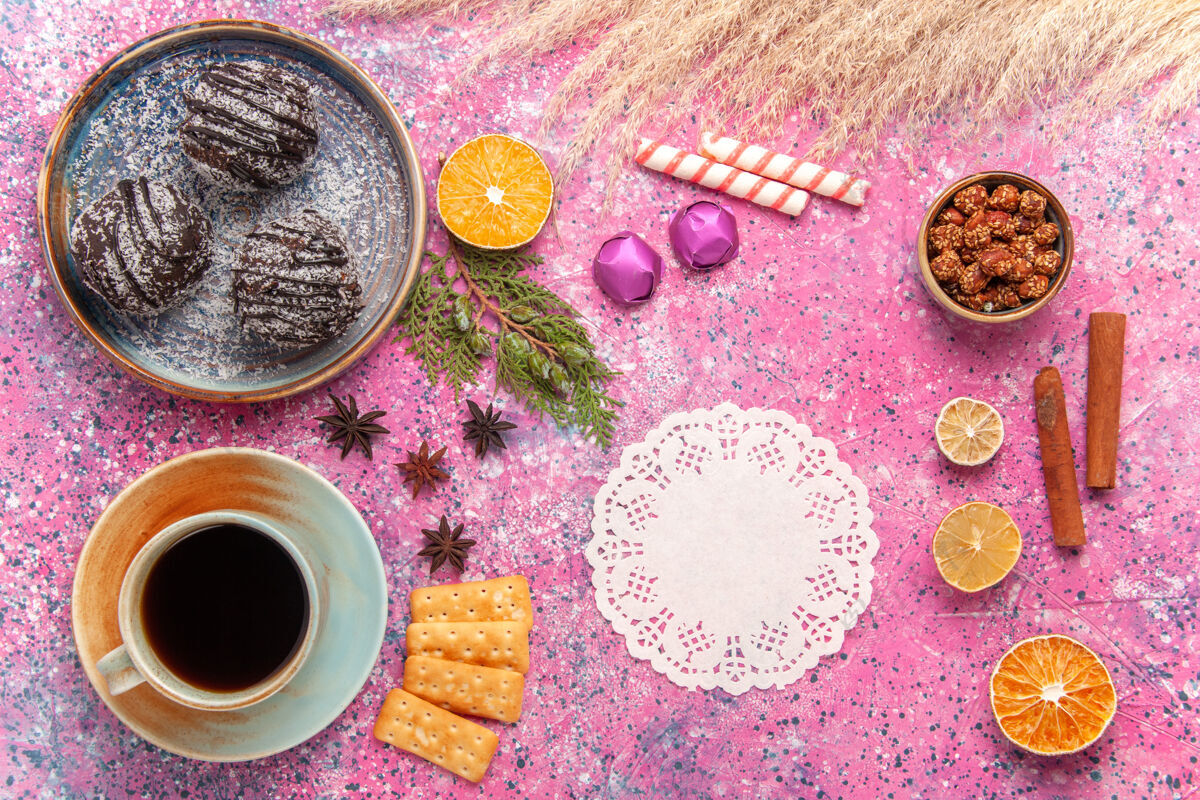 美味俯瞰巧克力蛋糕和浅粉色茶杯小吃健康食物