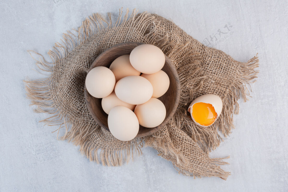 配料在大理石桌上的一块布上 蛋黄旁边放一碗鸡蛋有机味道农产品