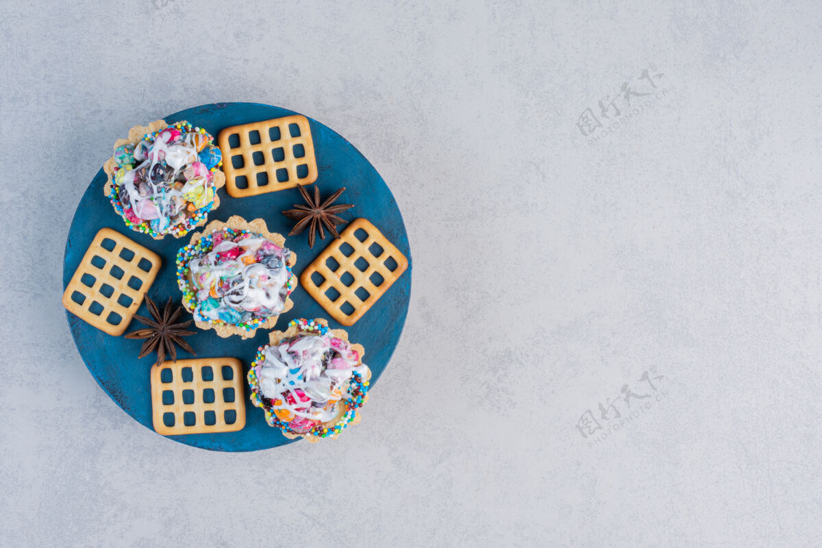 纸杯蛋糕八角 饼干和糖果蛋糕放在大理石桌上的一块板上美味糕点美味