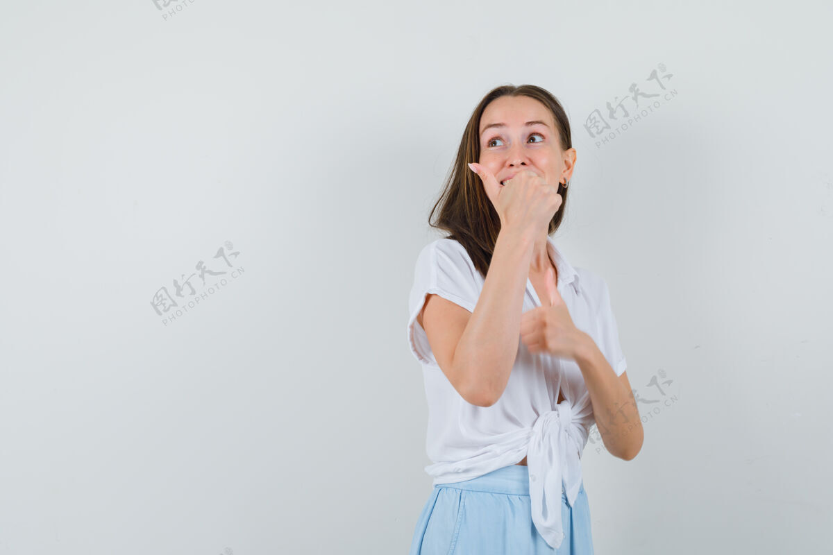 衬衫一位年轻的女士 穿着白色上衣和浅蓝色裙子 竖起大拇指 看上去很高兴脸人黑发