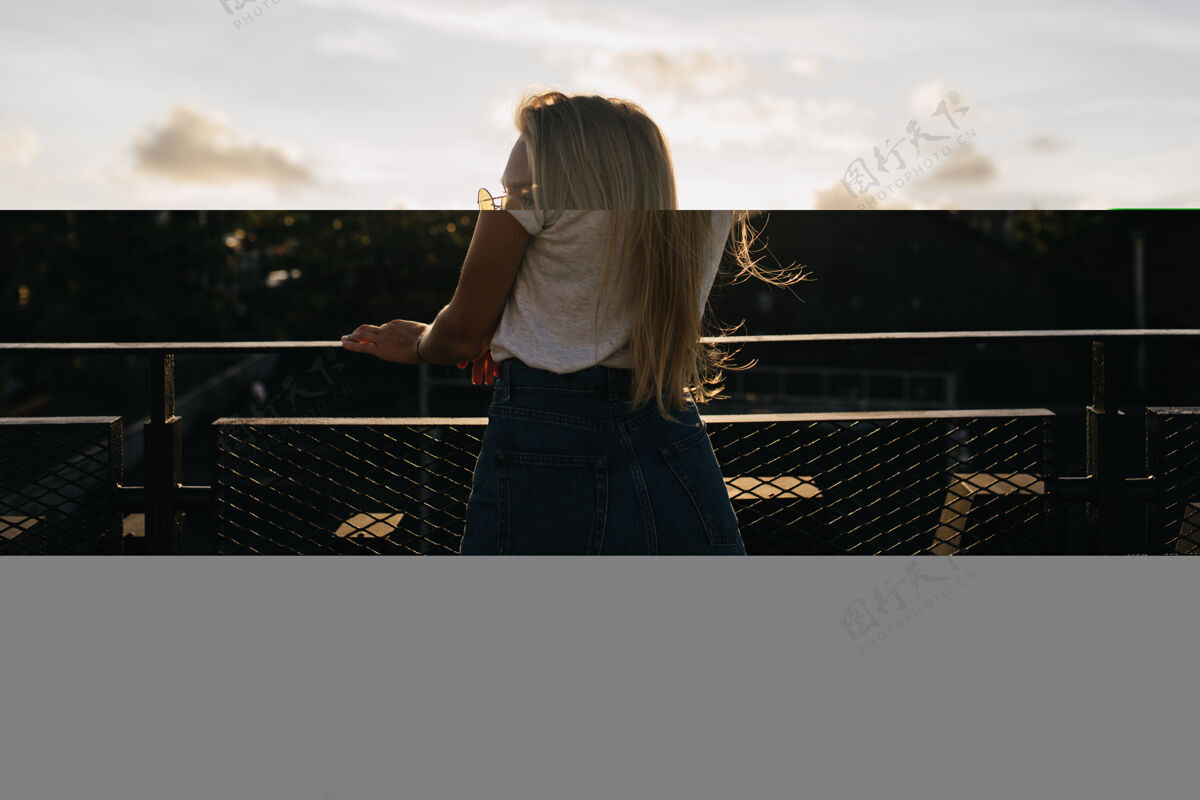 女人照片来自一位留着长发的高加索模特在日落时分在户外度过的时光自由黎明优雅