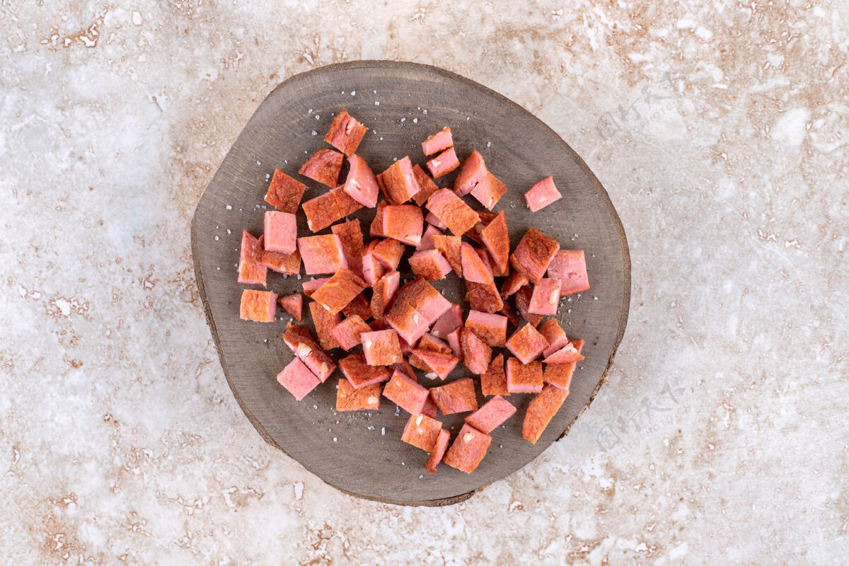 板把煮香肠切片放在木板上 放在大理石桌上肉保鲜配料