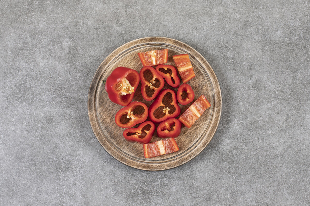 晚餐在大理石表面放一盘新鲜的红椒片健康烹饪辣椒