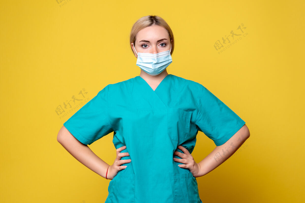 自信黄墙上年轻女医生穿着医用衬衫 戴着口罩的正面图男人医院人
