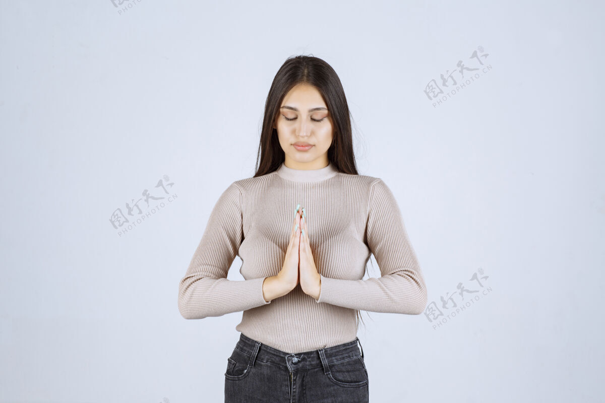 职员穿灰色衬衫的女孩双手合十祈祷工人愿望精神