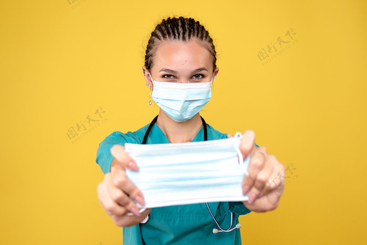 护士正面图女医生戴着口罩 手持另一张 病毒医院大流行的covid-19医护人员健康肖像医生