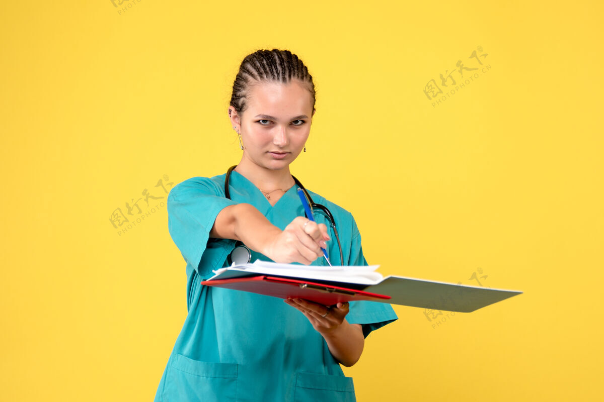 教师黄色墙壁上穿着不同分析的医疗服的女医生的正面图肖像分析人