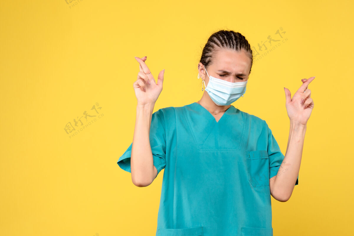 医院正面图女医生穿着医用衬衫 戴着口罩希望 医护护士病毒大流行covid-19医院护士流行病女人