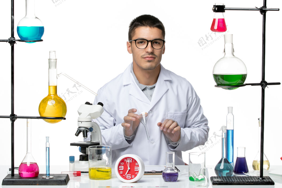 工作前视图穿着白色医疗服的男性化学家正在处理白色背景的科学冠状病毒-实验室大流行病毒的解决方案外套病毒成人