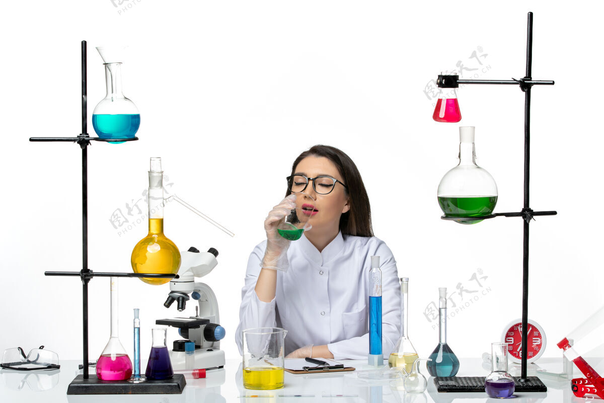 医学前视图穿着白色医疗服的女化学家白色背景上的饮用液科学病毒冠状病毒-大流行实验室实验室病毒大流行
