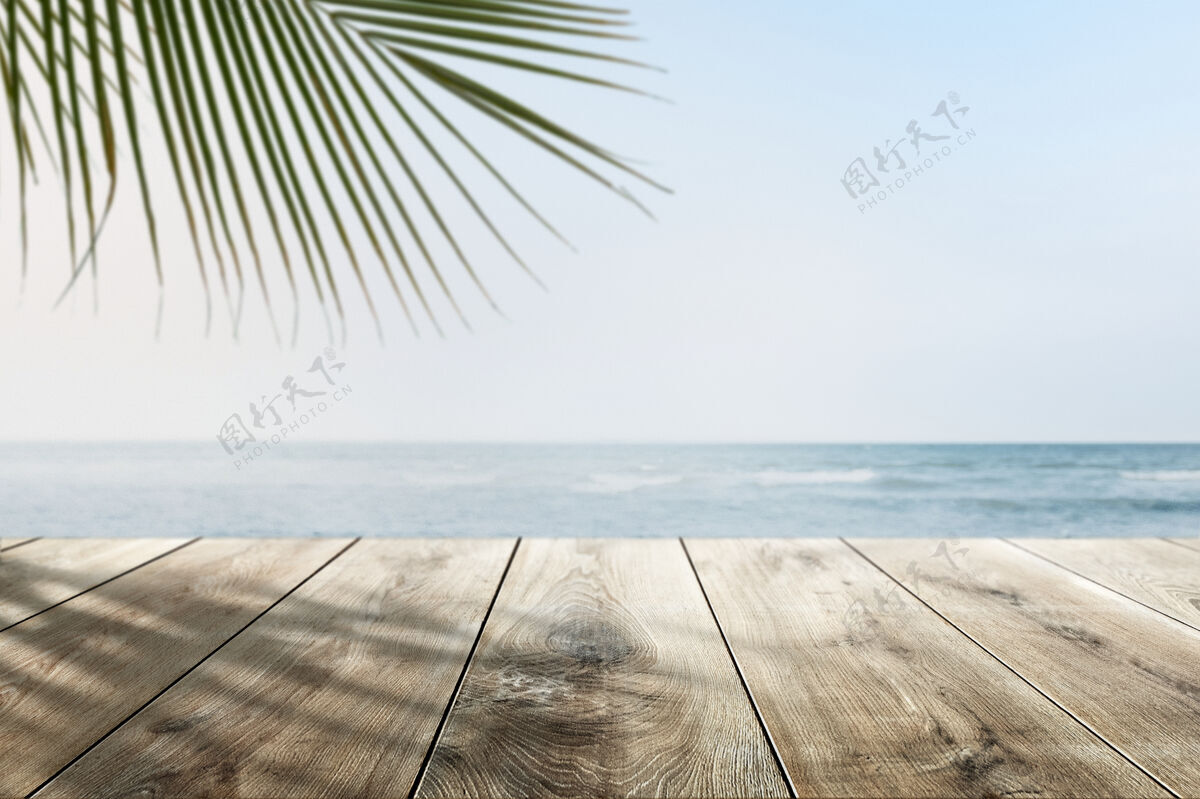 地平线在水上海滩产品背景与木制柜台产品介绍背景放松蓝天