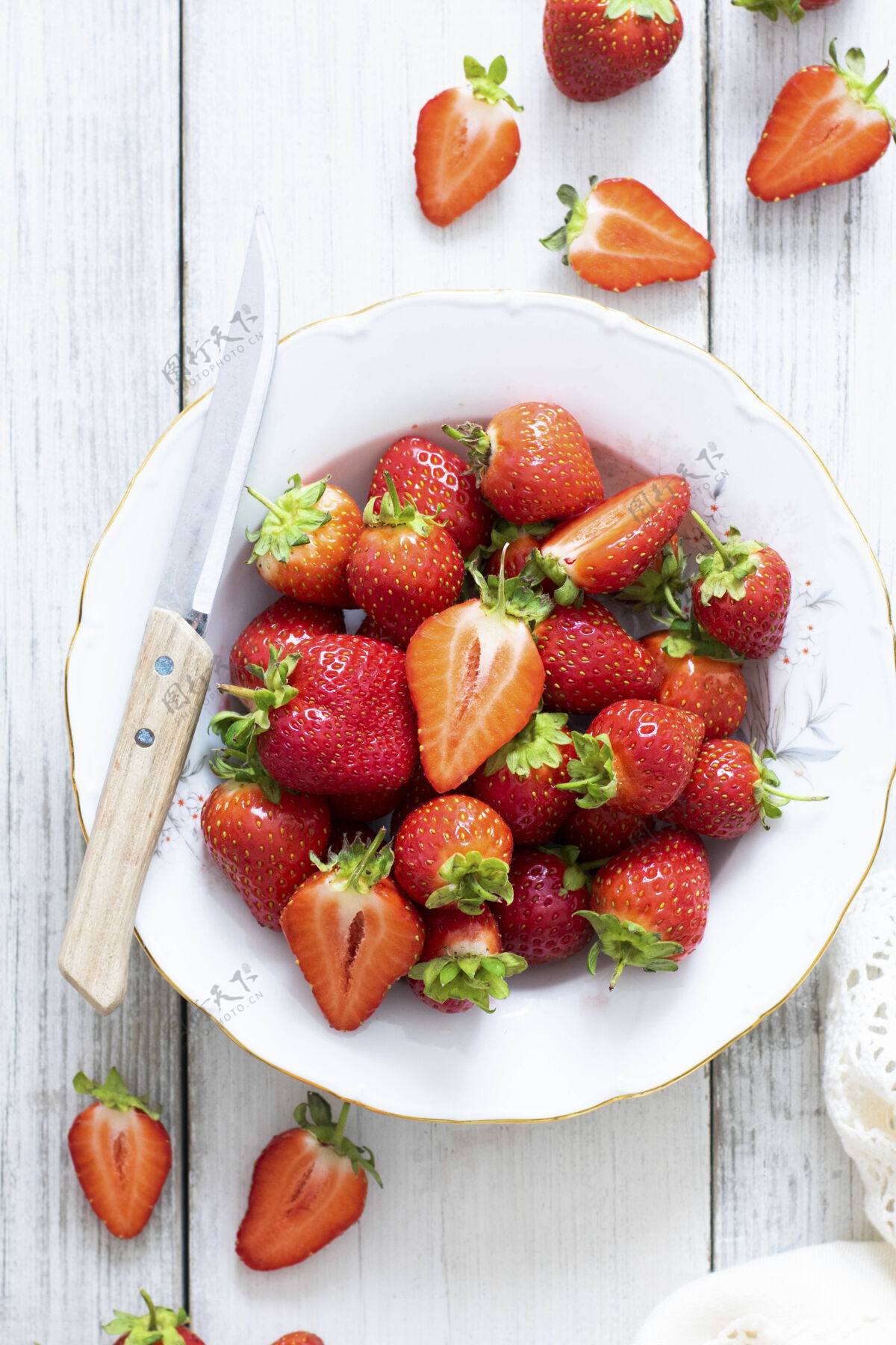 食品图像草莓板与刀顶视图健康食品碗红色水果