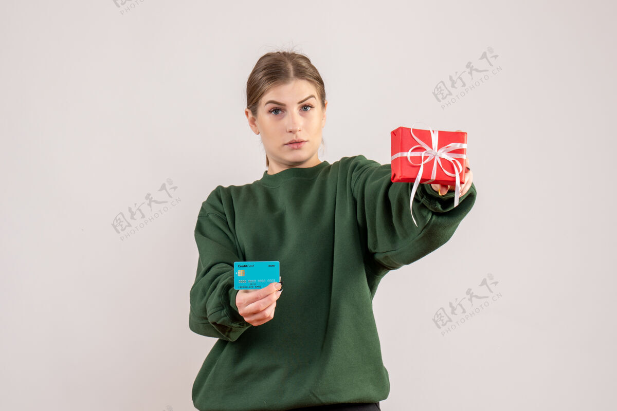 情绪前视图年轻女性 带着小圣诞礼物和银行卡成人银行肖像