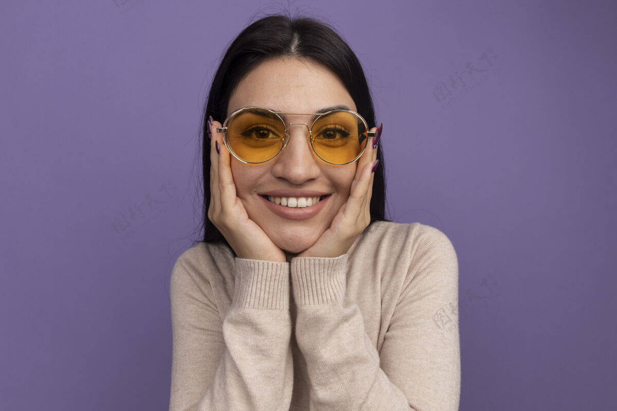 黑发漂亮的黑发白种女孩戴着太阳镜 手放在紫色的下巴上成人人眼镜