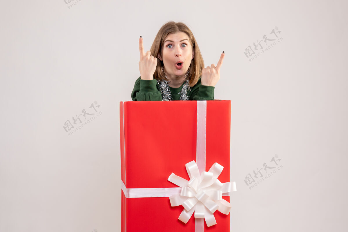 年份礼物盒内年轻女性的正面图丝带礼物颜色