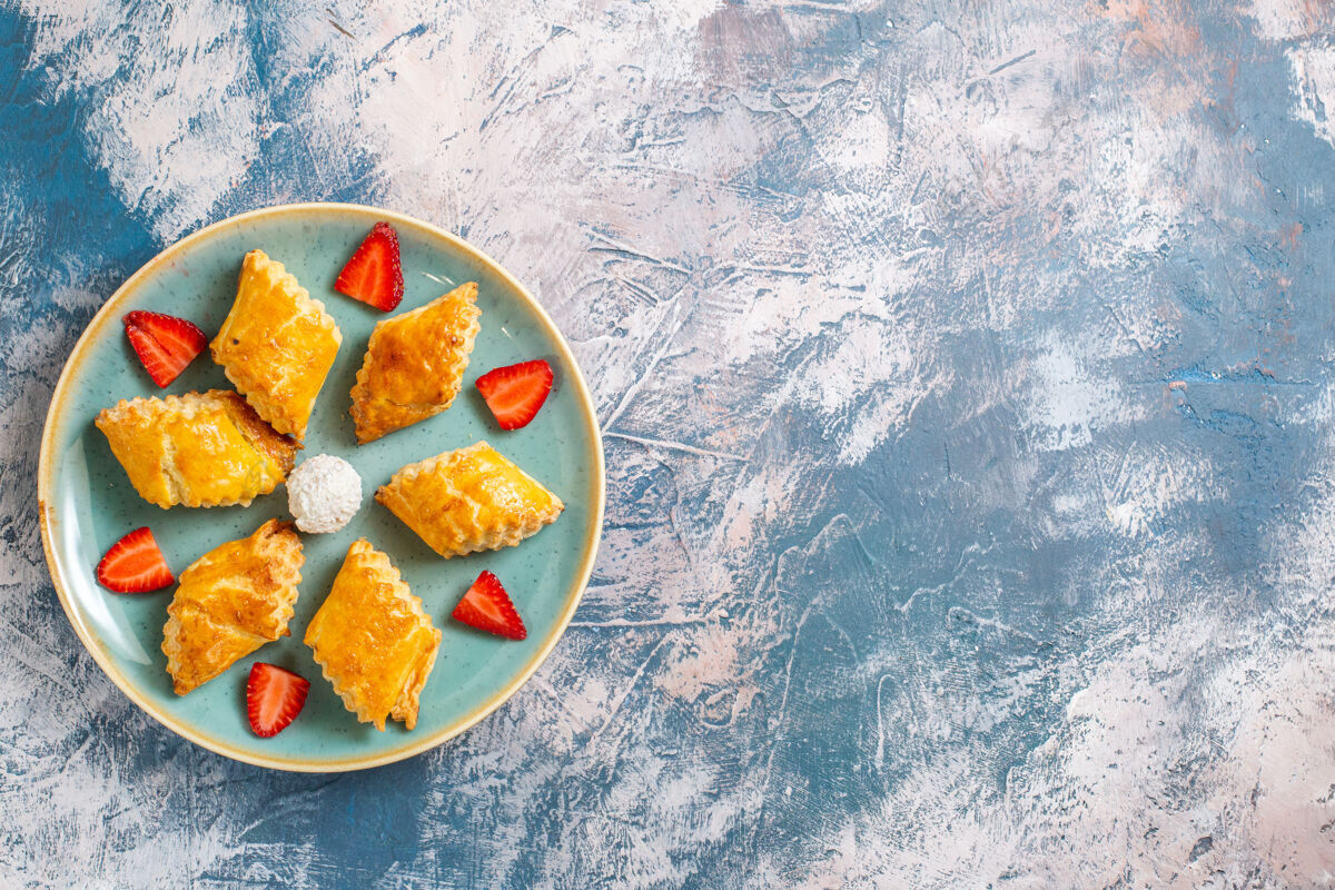 水果俯瞰蓝色地板上美味的草莓蛋糕派甜点美味甜蛋糕