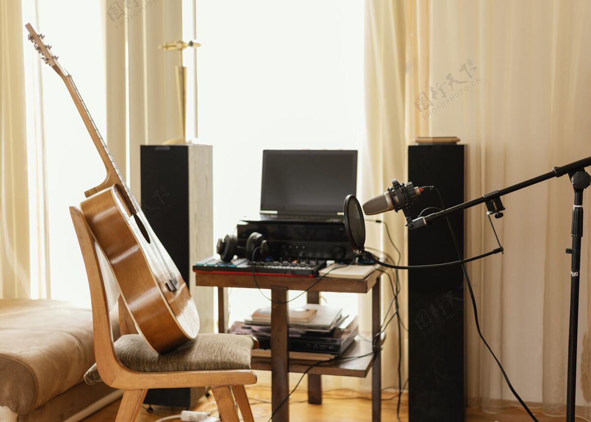 音乐制作家庭录音室的音乐设备制作室内激情