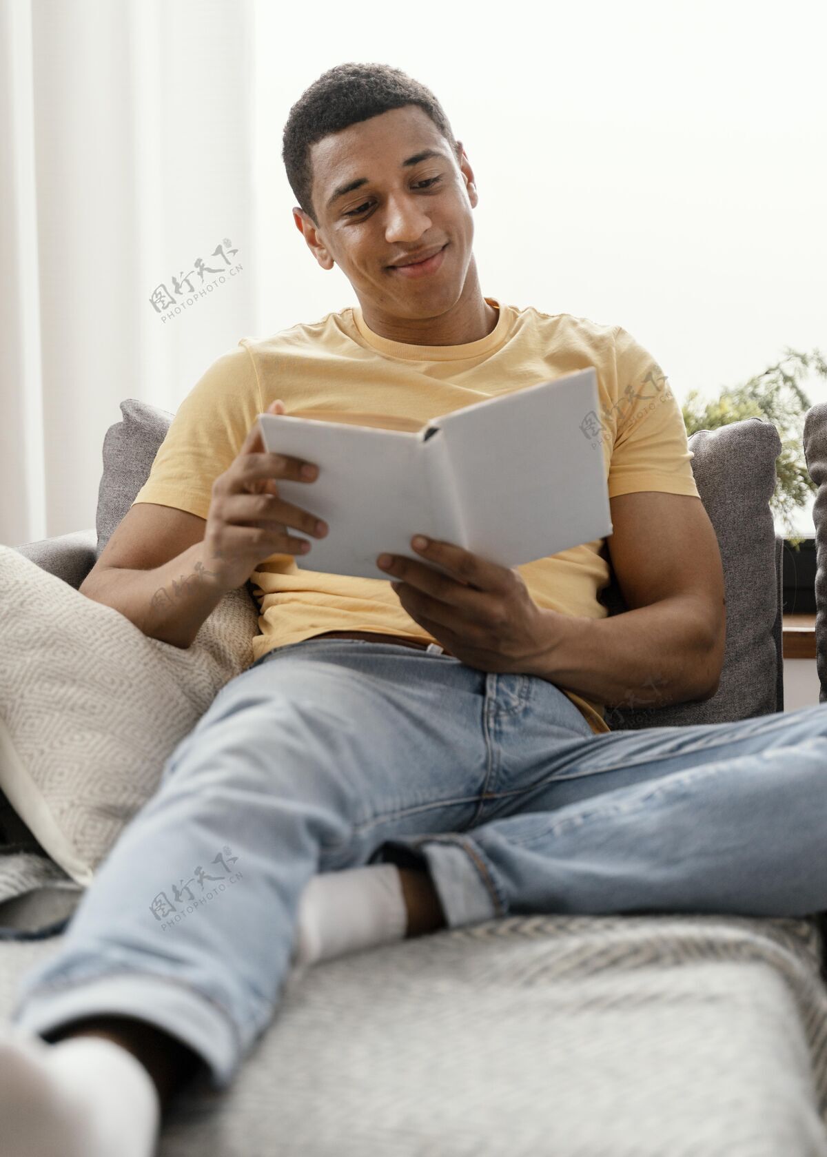 肖像写真男人在家看书放松爱好男性房子
