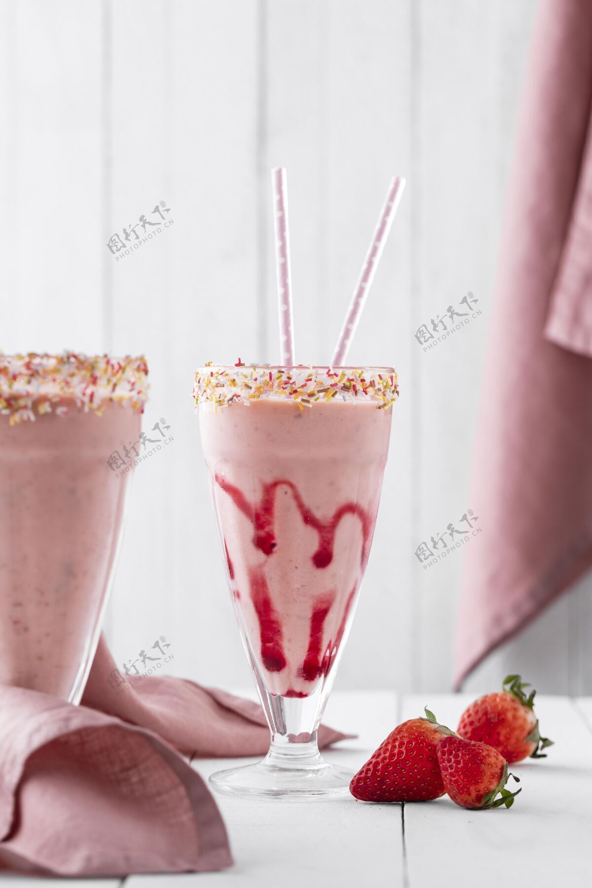 草莓奶昔桌上有草莓奶昔美味饮料新鲜饮料水果