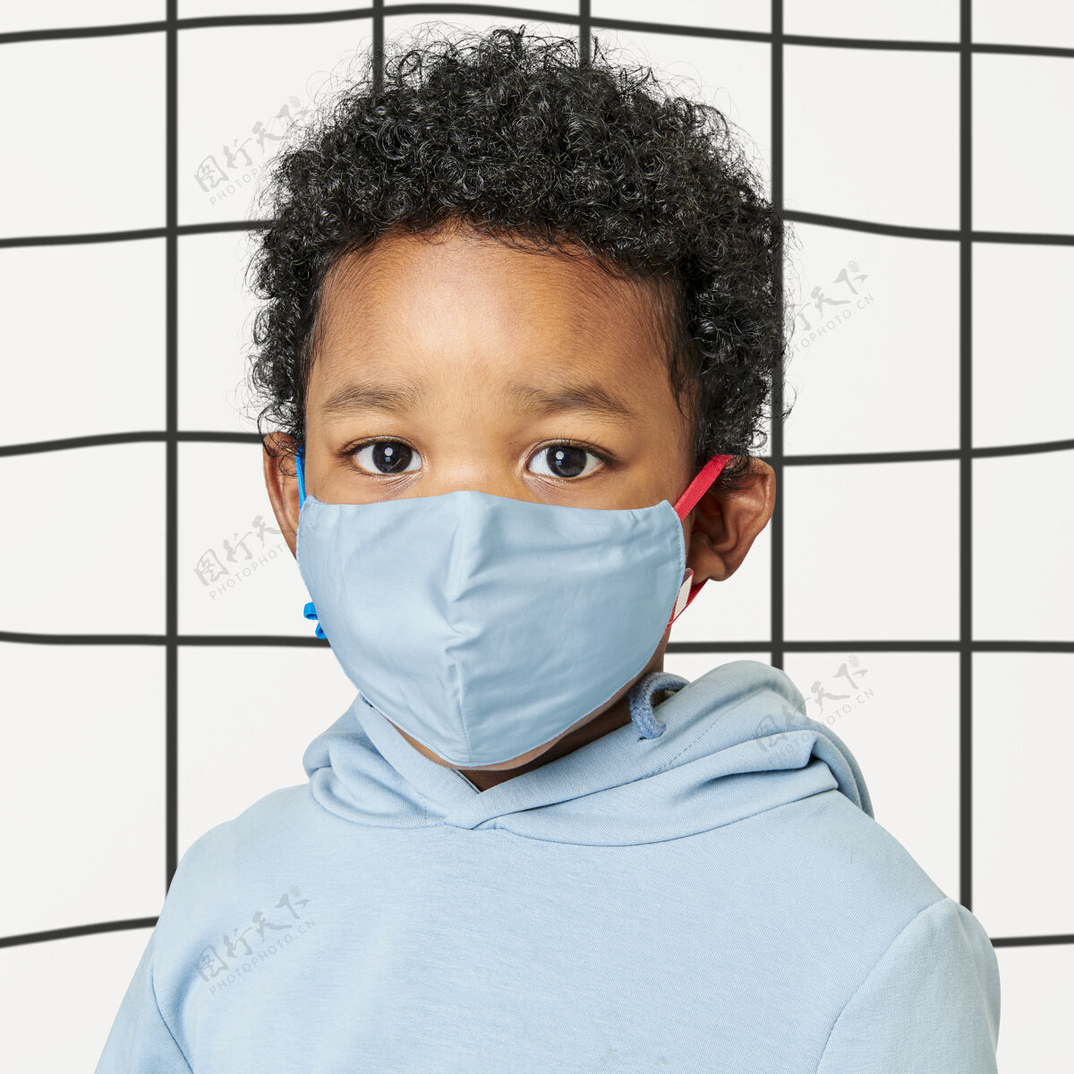 面罩男孩戴着口罩摆姿势 预防冠状病毒格子冷时尚