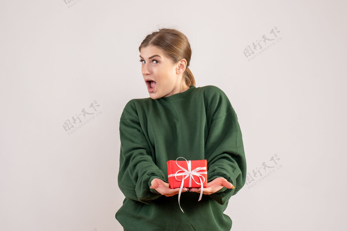 套头衫前视图小圣诞礼物年轻女性成人小肖像