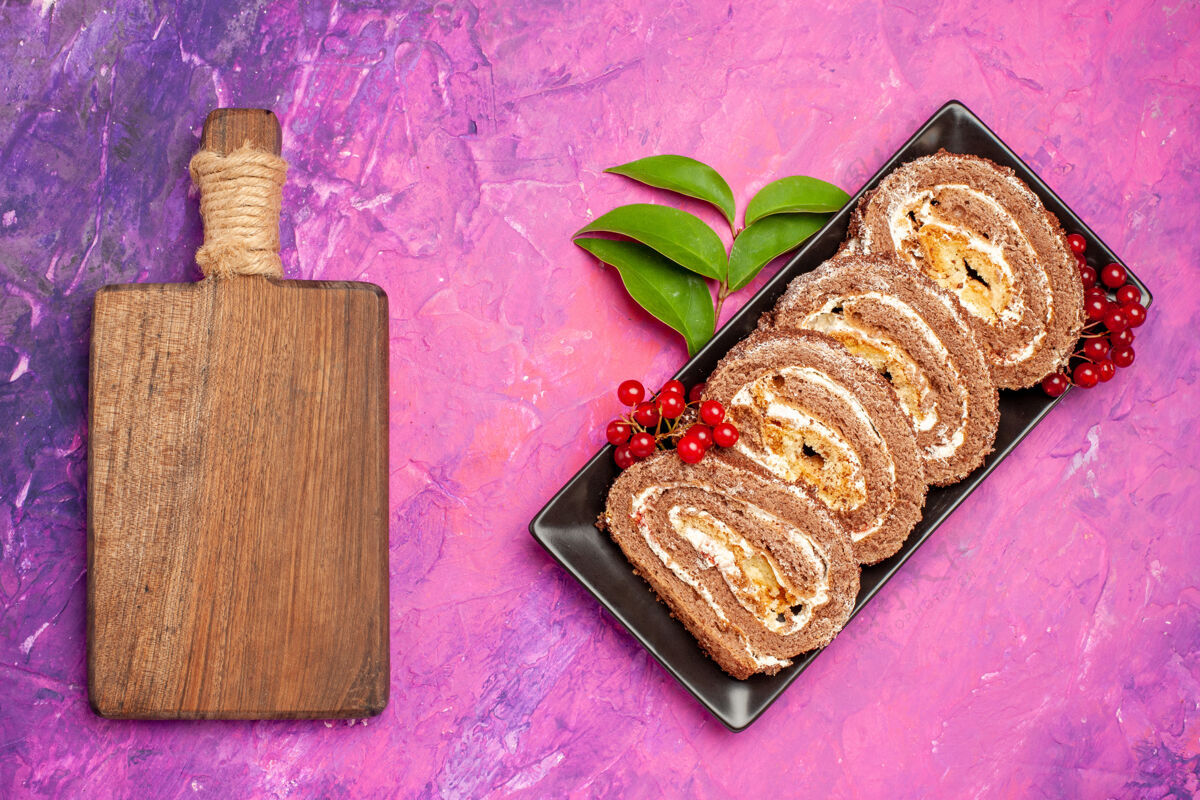 面包顶视图美味饼干卷与浆果粉红色背景饼干塞子甜点