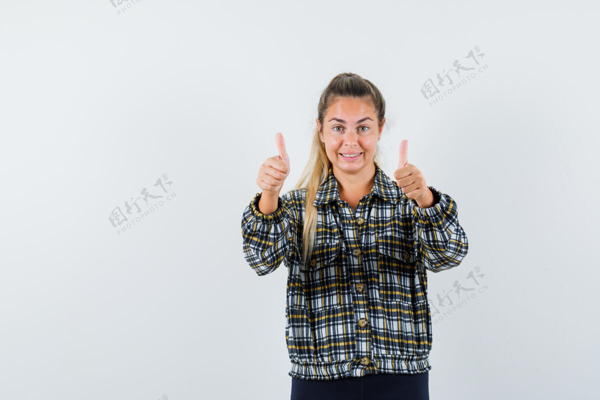 视图年轻的女士在衬衫 短裤上竖起大拇指 看起来很开心正面图秀人成人