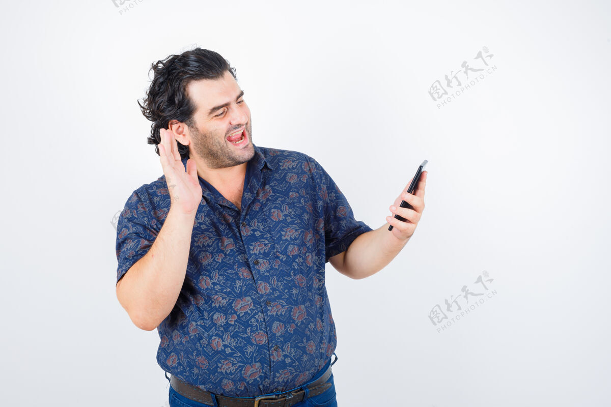 酷一个穿着衬衫的成熟男人用手机打视频电话 看上去很开心正面图老年男性肖像