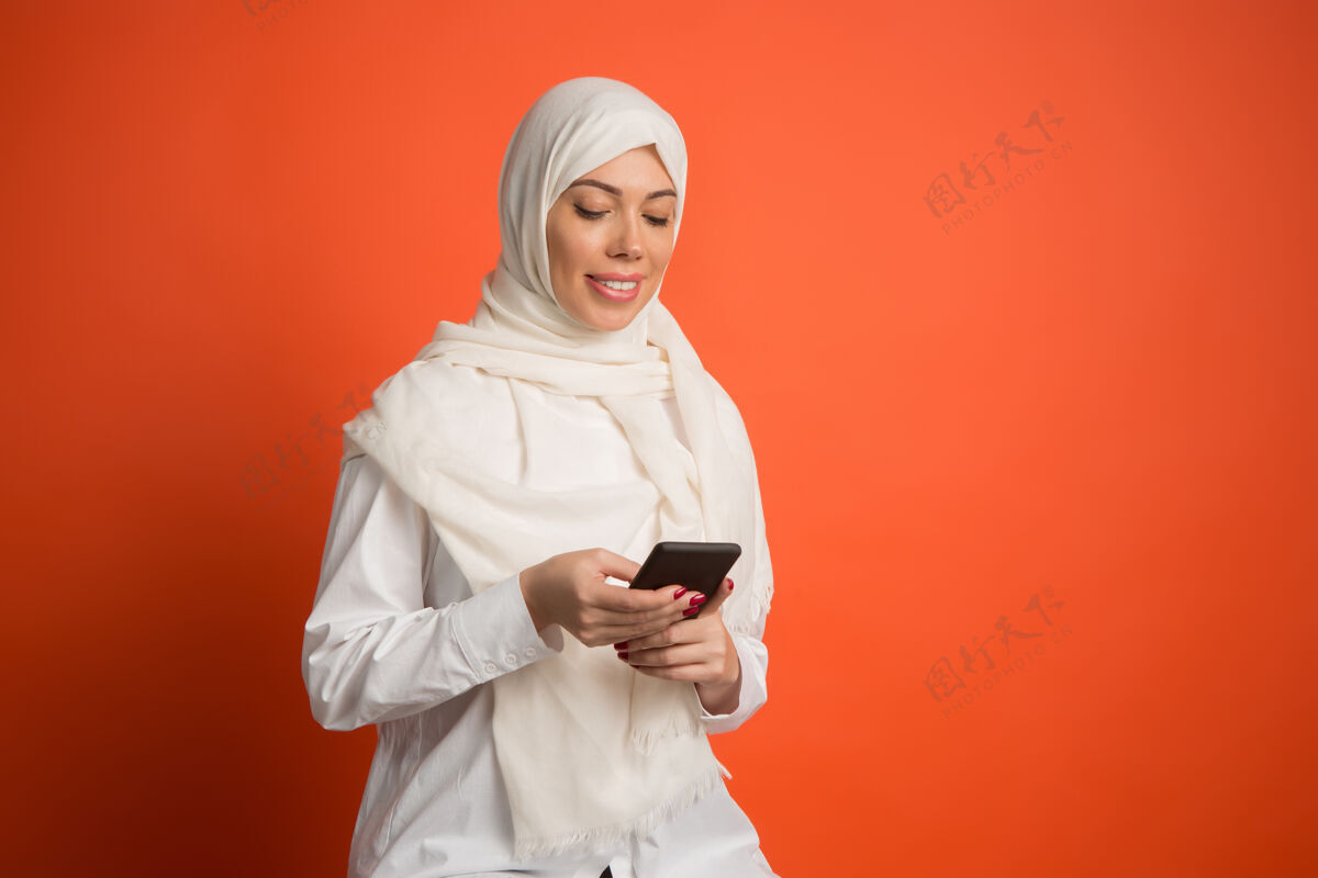 伊斯兰戴着头巾的快乐阿拉伯女人微笑女孩的肖像 在工作室背景中摆姿势女士女孩女性