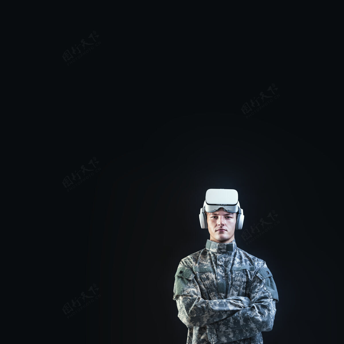 战斗士兵在虚拟现实耳机模拟军事训练数字设备复制空间军队