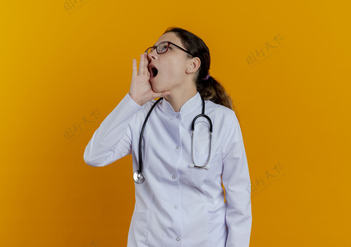 橙色看着身边年轻的女医生穿着医用长袍戴着听诊器戴着眼镜叫人孤立壁板医生穿